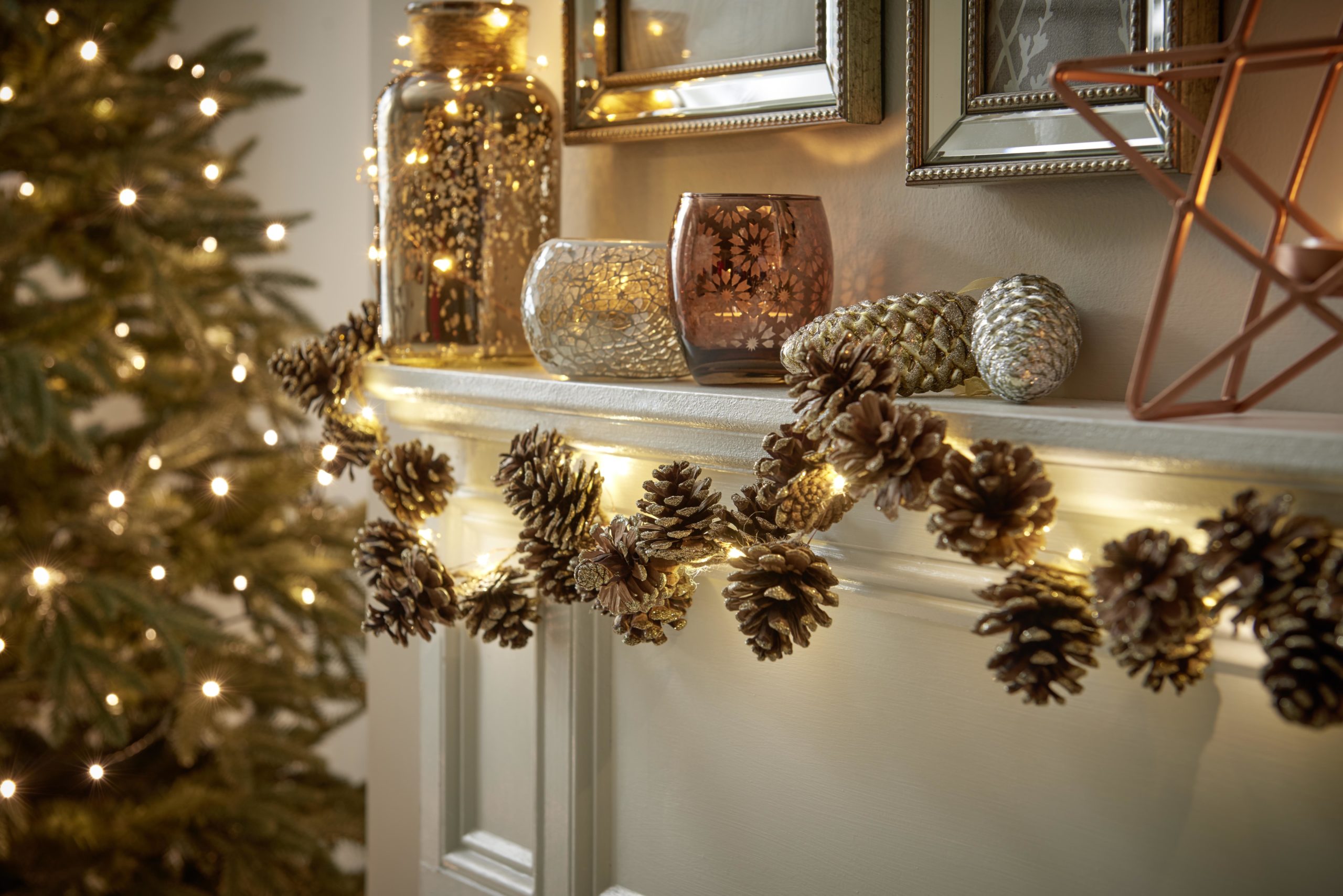 17 Sparkling Indoor Christmas Lighting Ideas