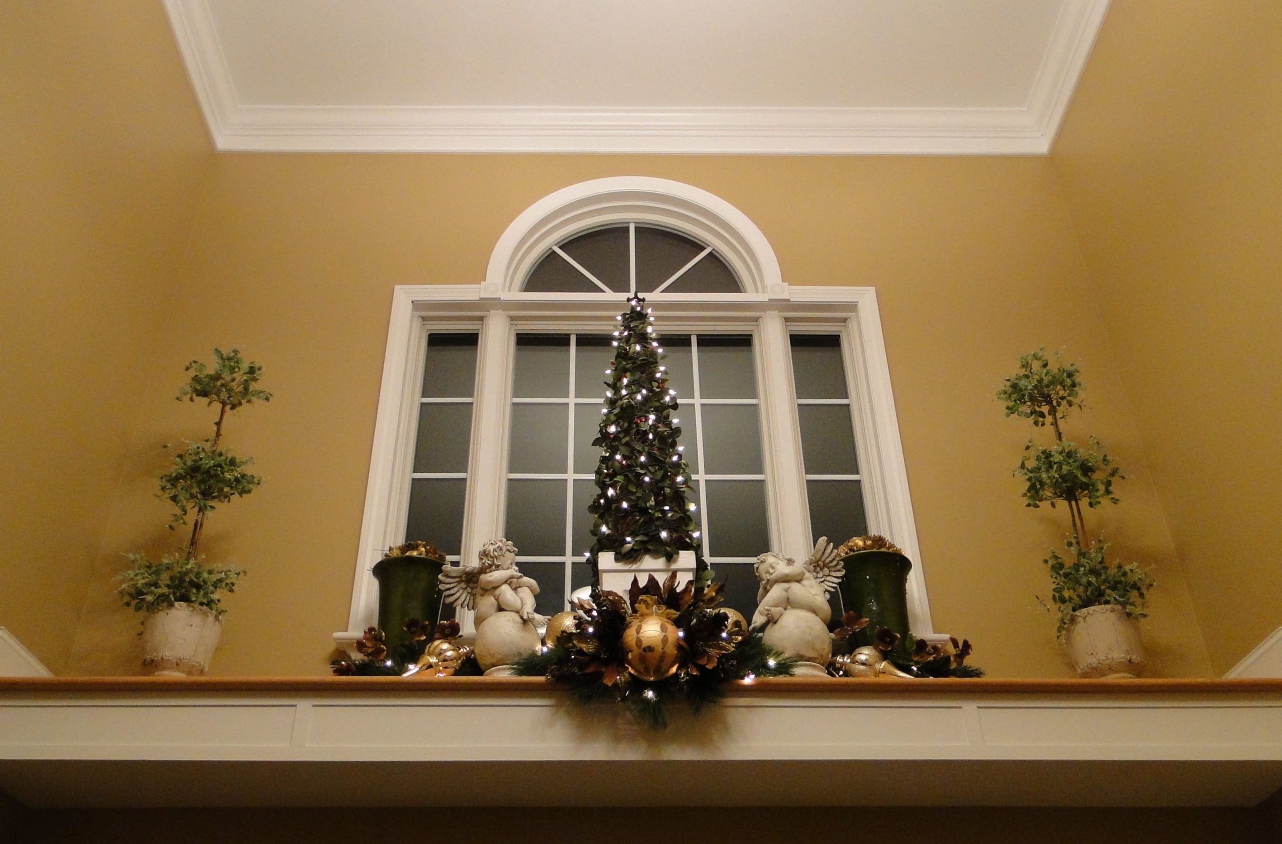 19 Amazing Christmas Entryway Decor Ideas - Curated Interior