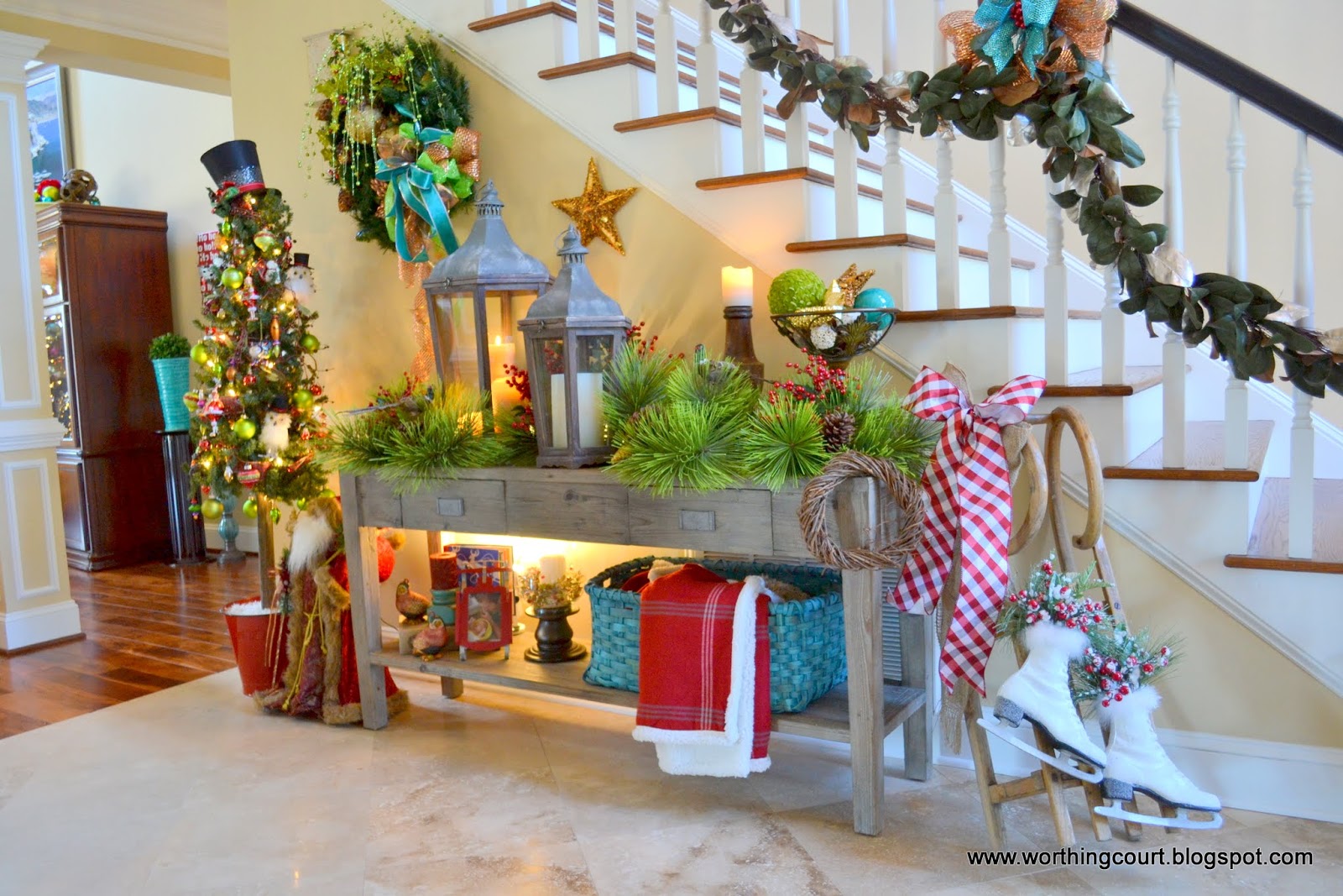 19 Amazing Christmas Entryway Ideas (Farmhouse Style & More!)
