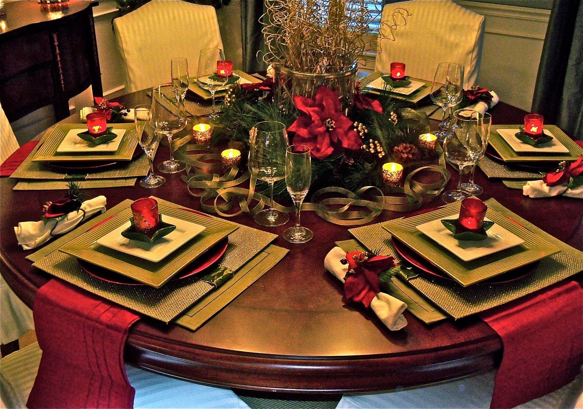 22 Pretty Christmas Table Decorations And Settings
