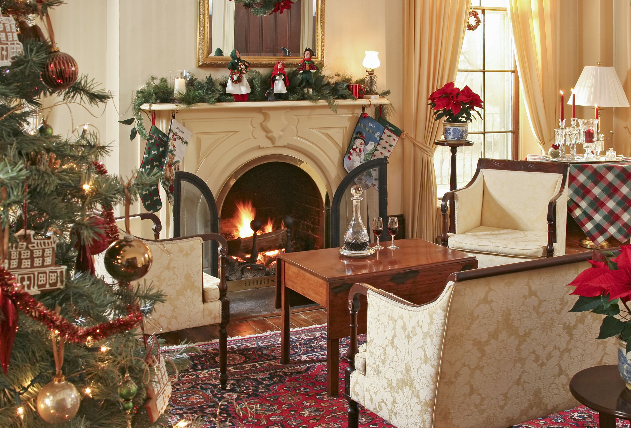30 Stunning Ways To Decorate Your Living Room For Christmas