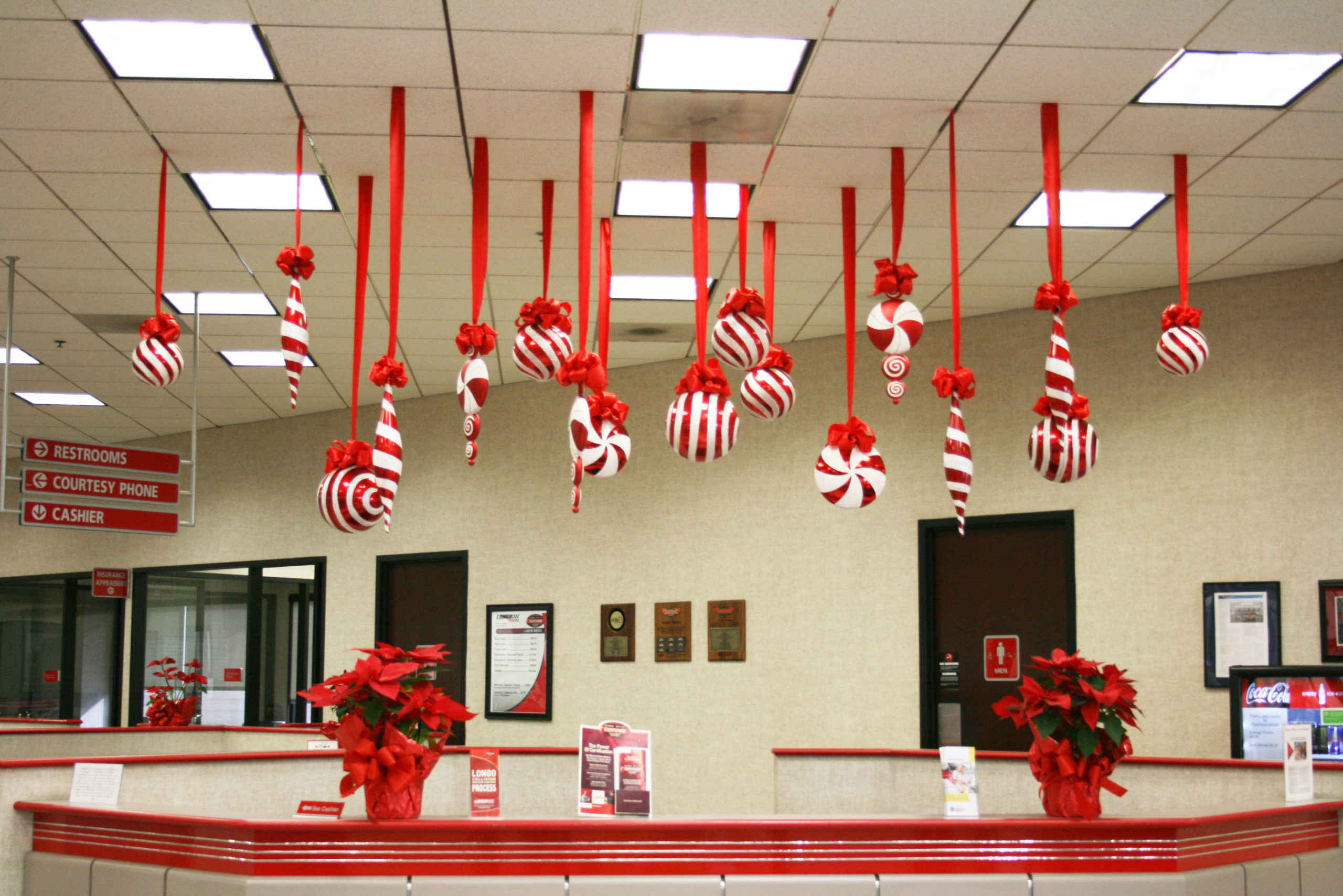 40 Office Christmas Decorating Ideas