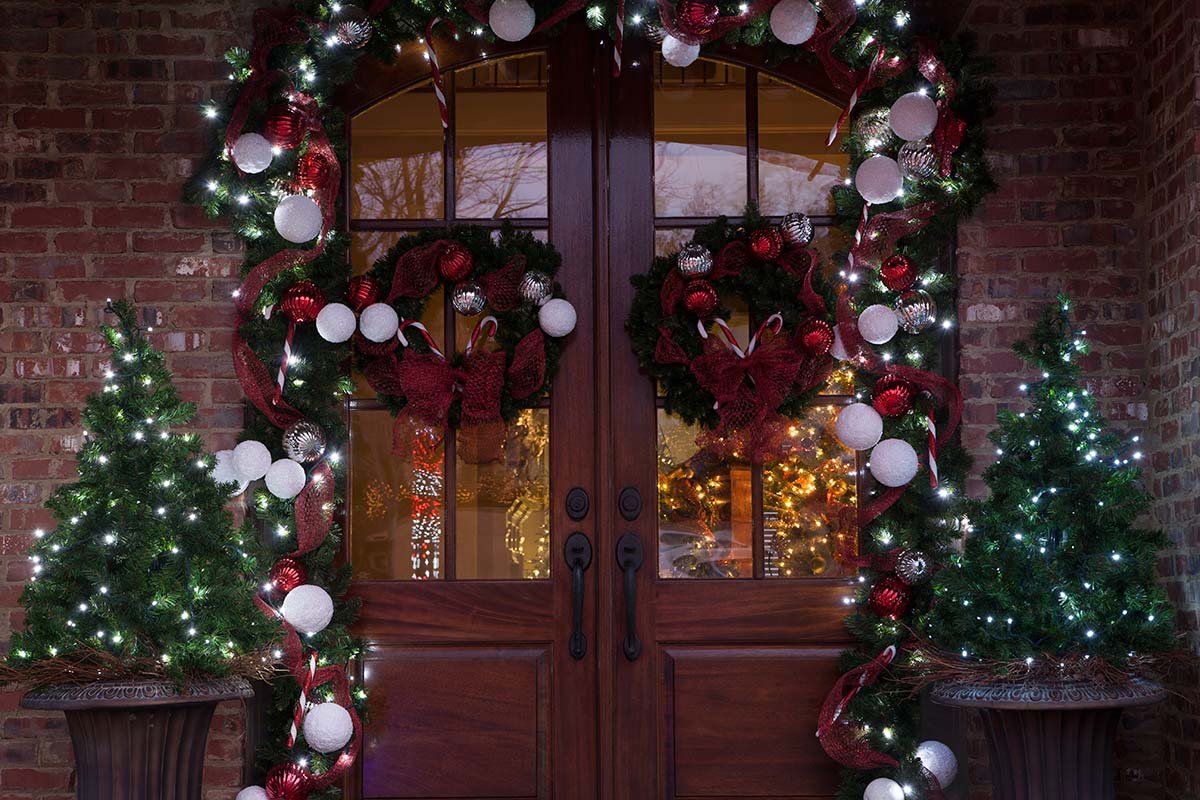 Christmas Door Decor Ideas To Dress The Front Door In Style