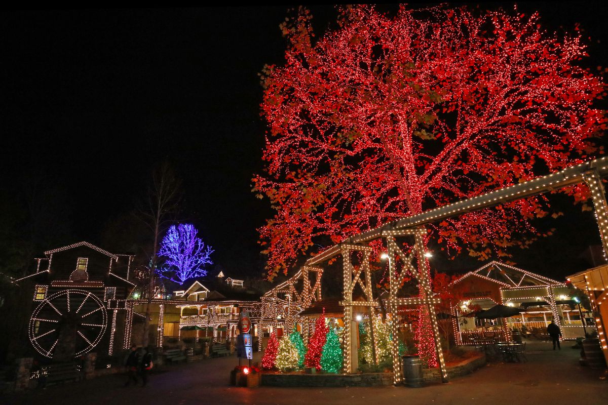 Dollywood To Reopen Saturday Nov. 7 For Smoky Mountain