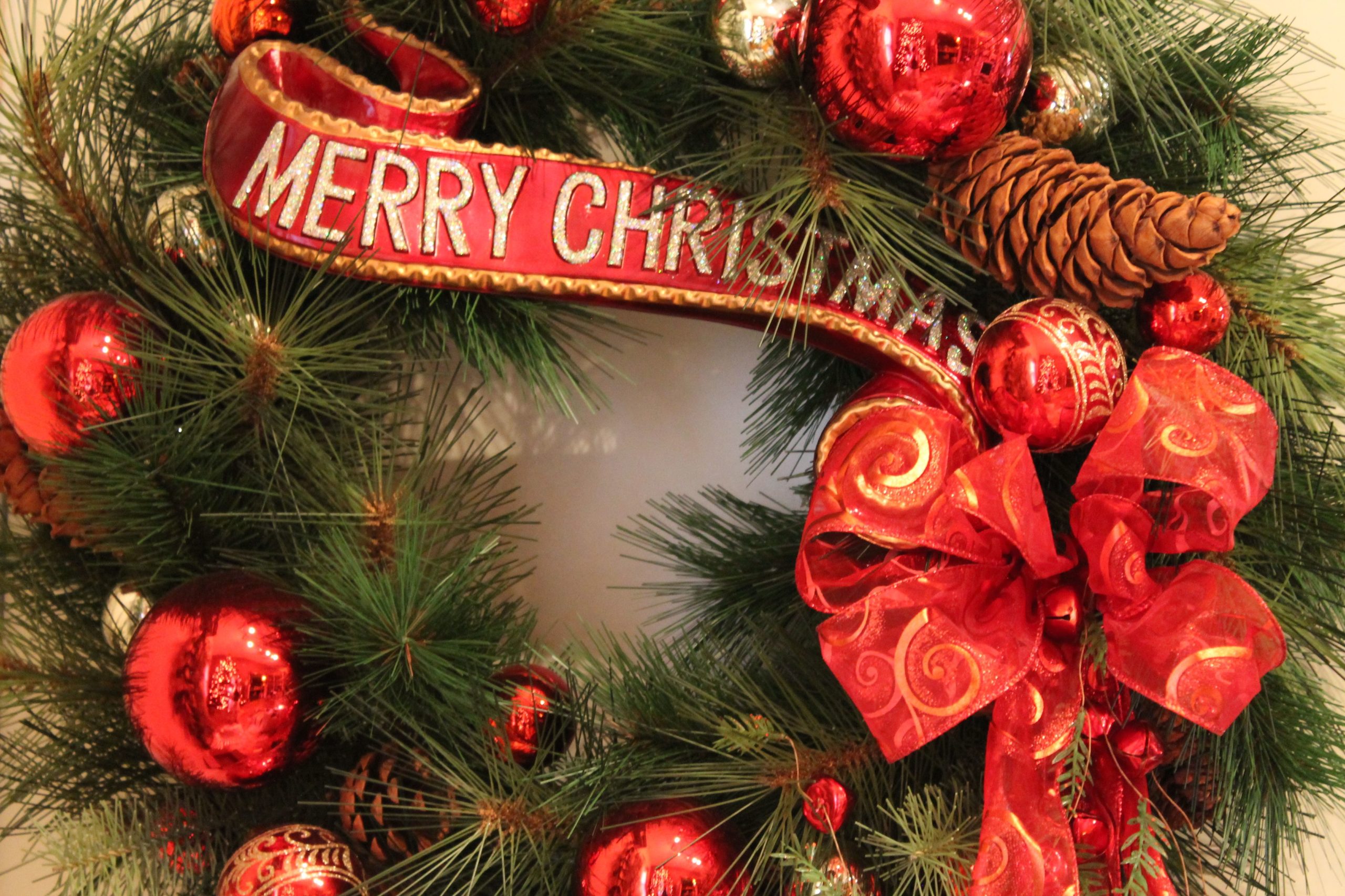 Free Vector | Merry Christmas Background With Realistic Wreath