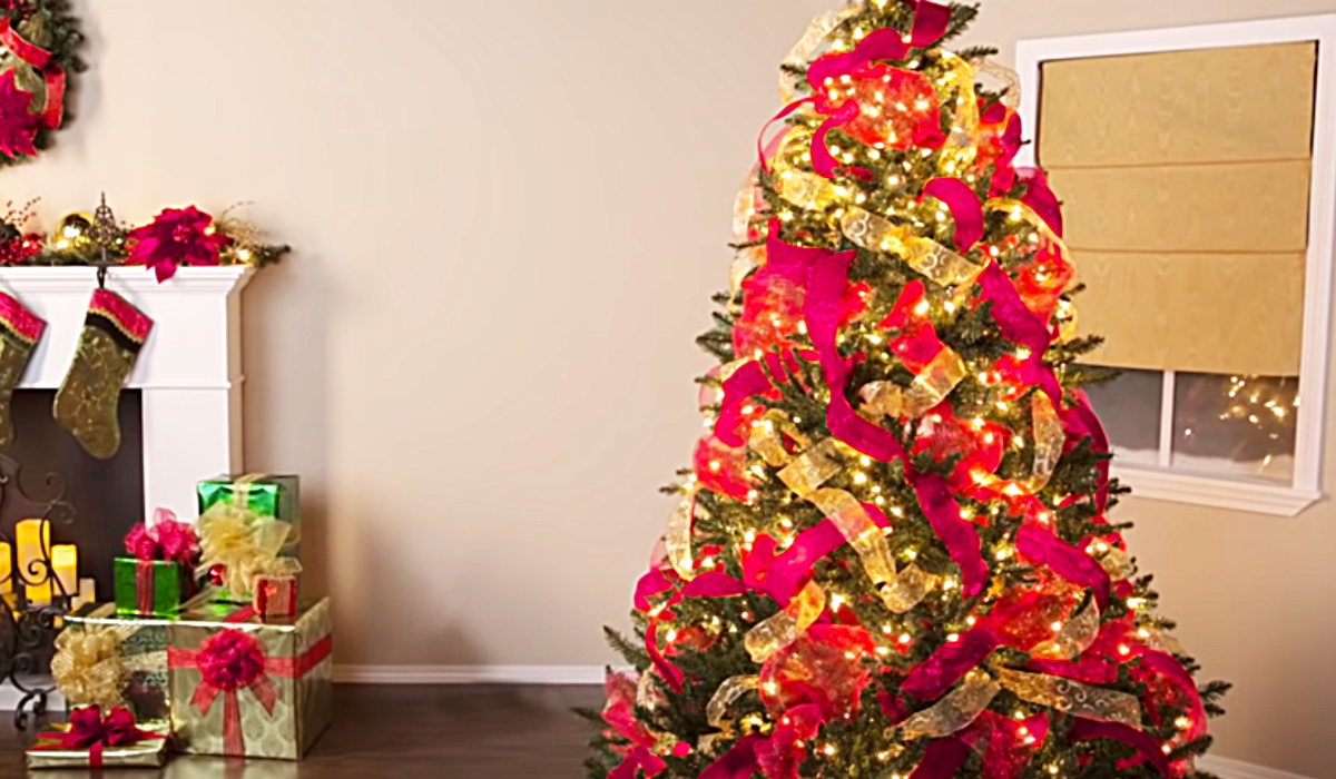 How To Decorate A Christmas Tree In 3 Easy Steps