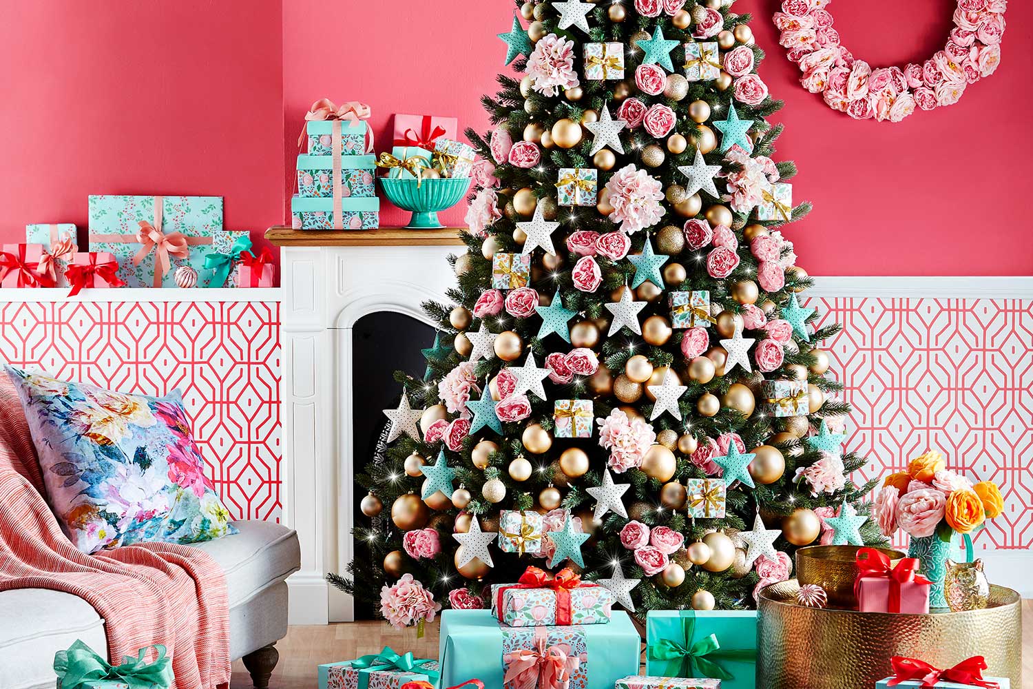 How To Decorate A Stunning Christmas Tree - 5 Easy Steps
