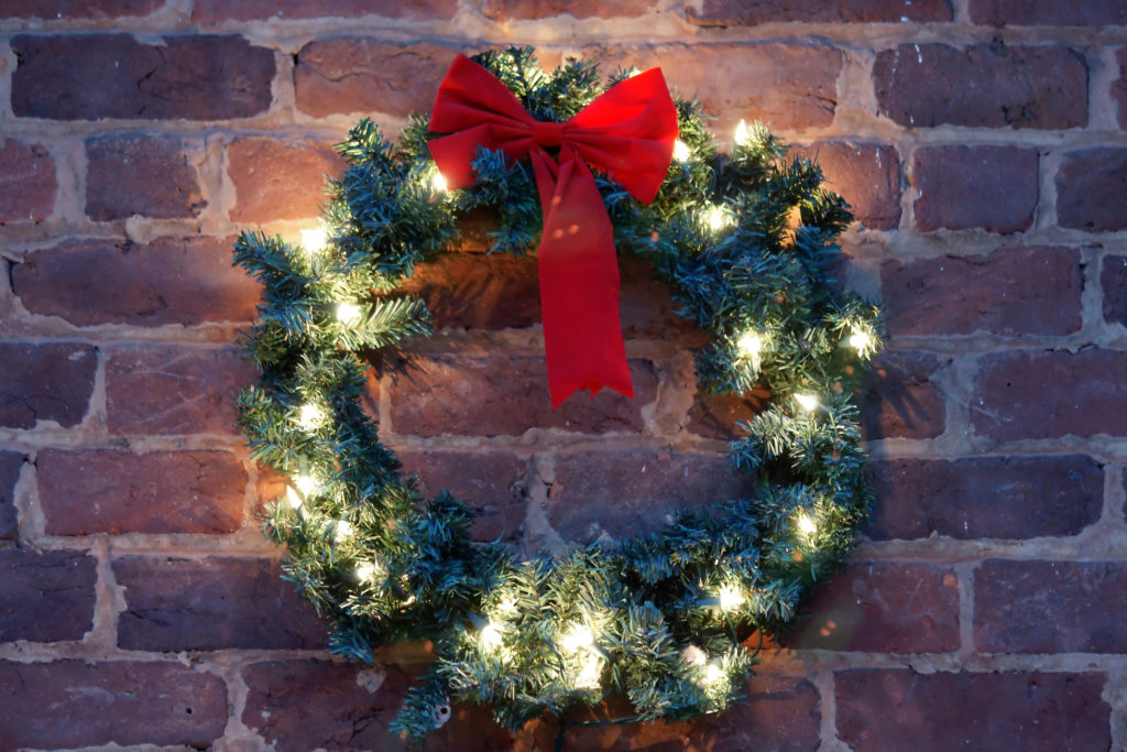 How To Hang Christmas Lights On Brick Walls (The Best Way)