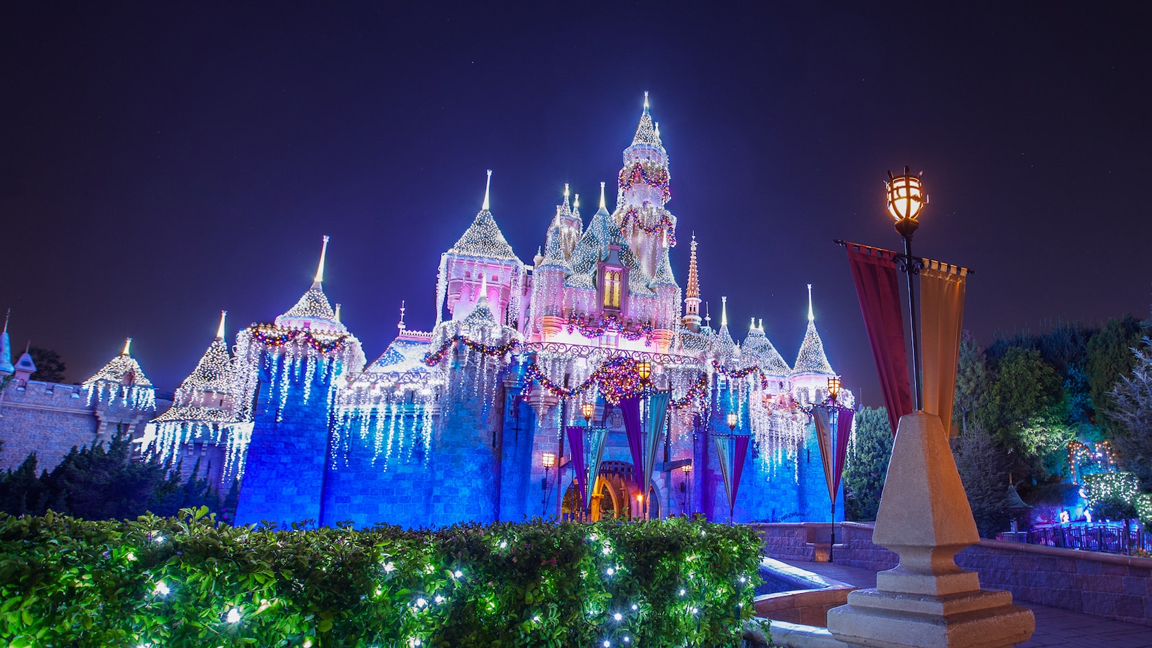 When Does Disneyland Decorate For Christmas? - A Disney